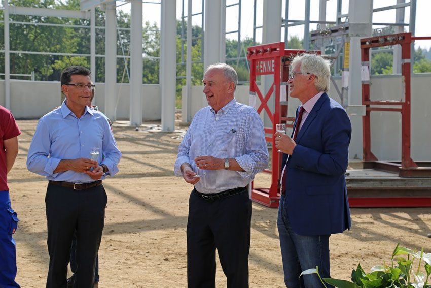 Geschäftsführer Hartmut Wendt und Wolfgang Dehoust im Gespräch mit dem Bürgermeister der Stadt Nienburg, Herrn Henning Onkes.