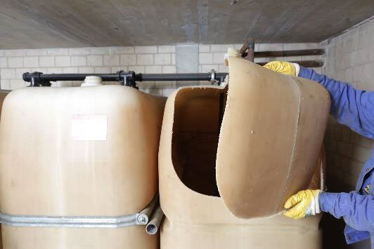 Die vorhandenen Kunststofftanks werden gereinigt und können dann leicht zerschnitten werden und aus dem Keller entfernt werden.