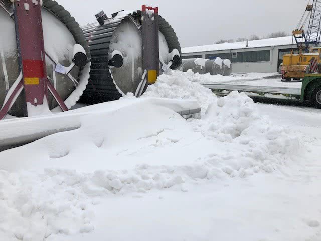 Transportbereite Tanks in Schneebergen.