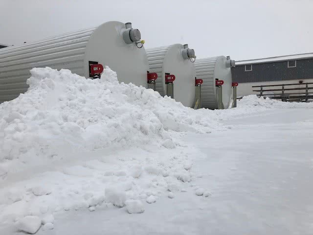 Schneewehen vor Lagertanks.