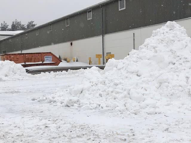 Meterhoher Berg aus geräumtem Schnee.