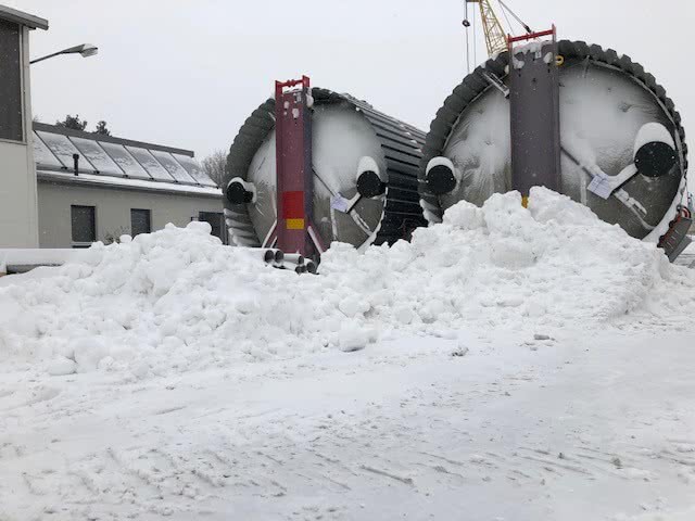 Transportbereite Tanks in Schneebergen.