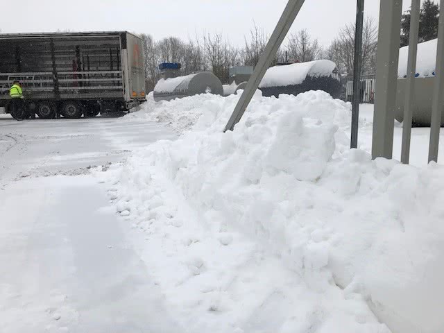 LKW auf notdürftig geräumtem Parkplatz.