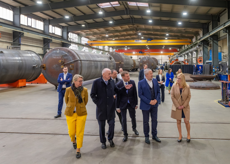 MP Kretschmer und Begleitung in Heidenau Produktionshalle