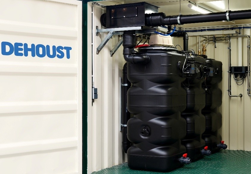 Mit der Grauwasseranlage GOtec bietet Dehoust eine mobile Lösung für die Abwasseraufbereitung auf Golfplätzen an.