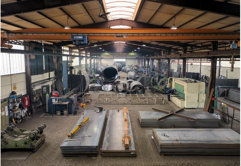 Der Standort Nienburg wird stetig an die sich wandelnden Ansprüche in die Produkte angepasst. So lassen sich dort bereits Behälter mit 200 Kubikmeter Volumen herstellen. In Zukunft sollen auch noch größere Dimensionen möglich sein.
