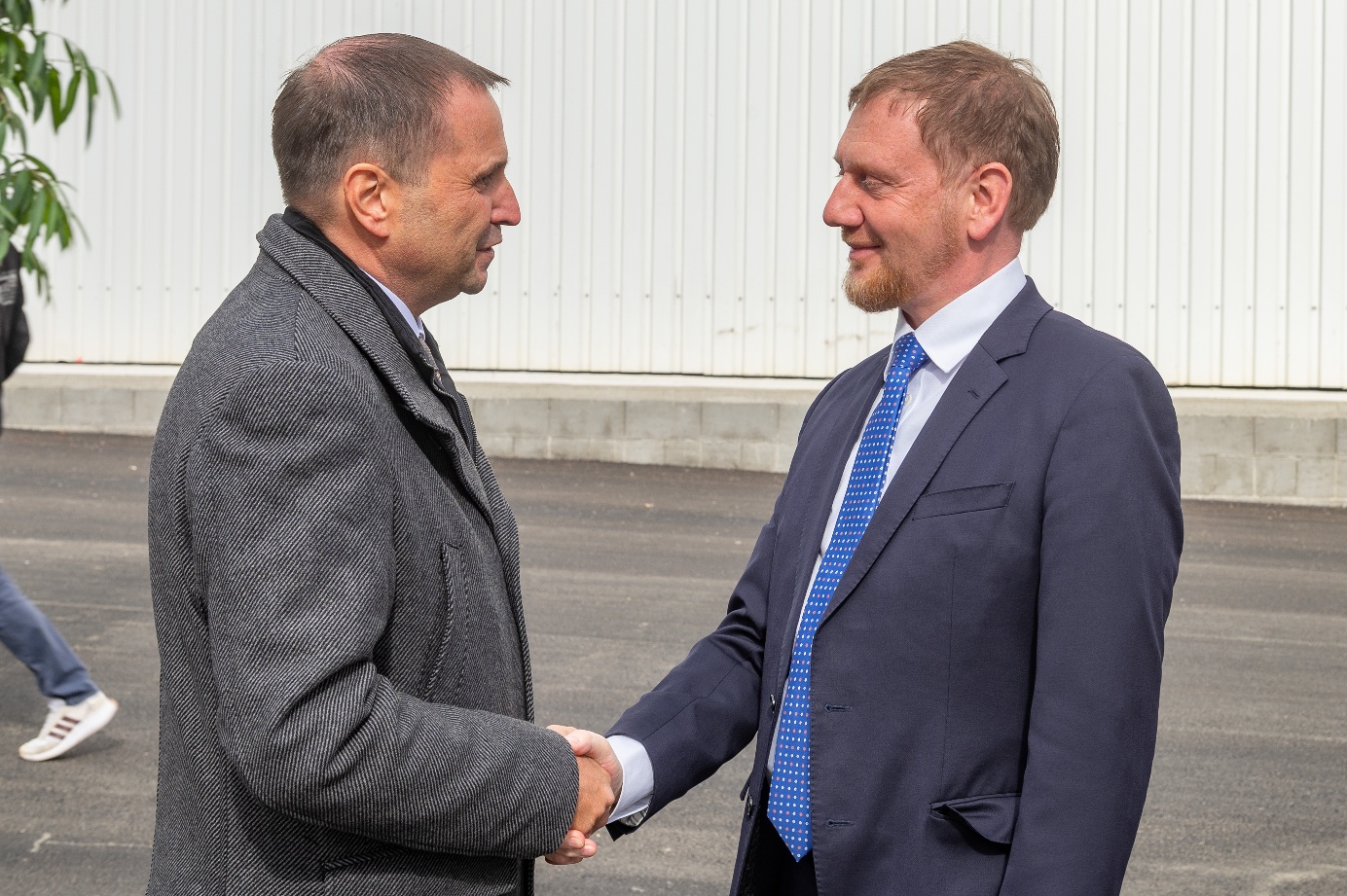 CEO Andreas Bichler begrüßt den Ministerpräsidenten Michael Kretschmer