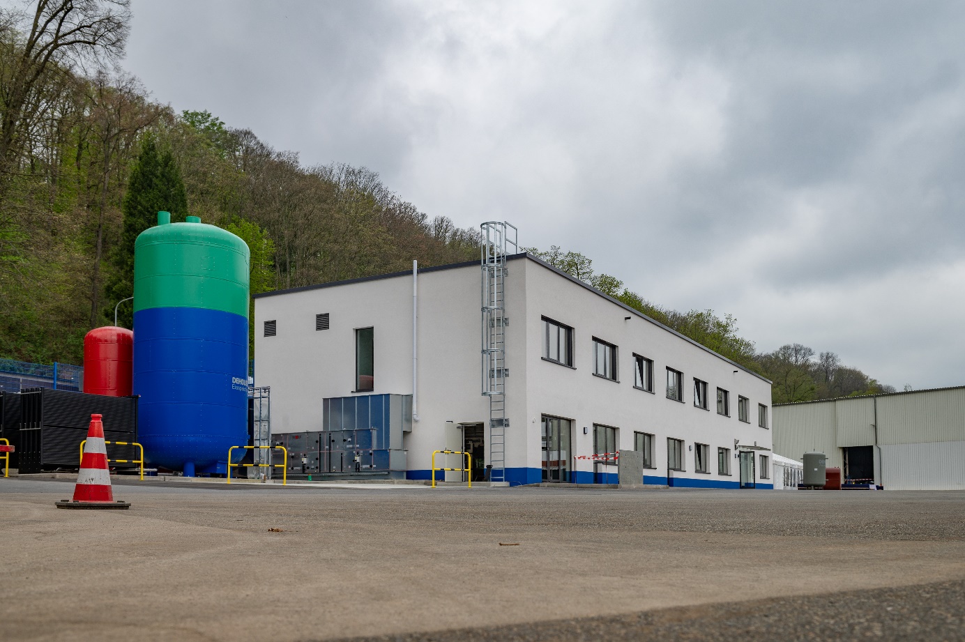 Das neue Gebäude mit Eisspeicher, Wärmepufferspeicher und ( im Innern) Grauwasserrecycling mit Wärmerückgewinnung und Hybridheizung.