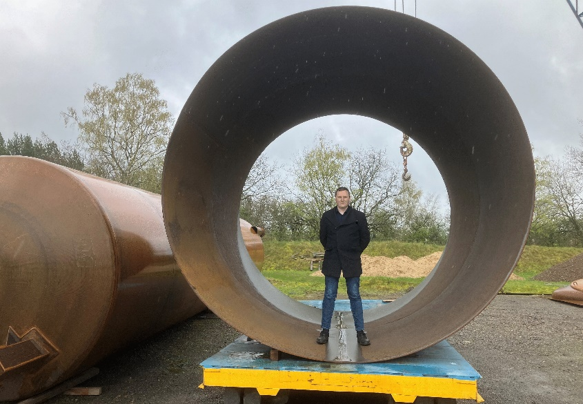Mit der Werkserweiterung können nun Tanks mit bis zu 4 Meter Durchmesser gebaut werden. Die beeindruckende Dimension zeigt sich im Vergleich mit Betriebsleiter Patrick Laverenz. 