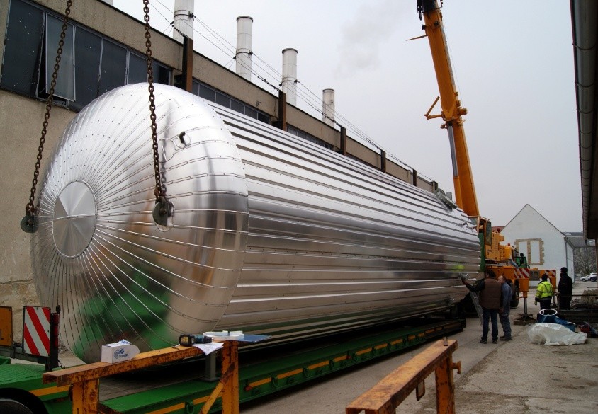 Mit einem Kältespeicher kann der schwankende Kältebedarf einer Anlage ausgeglichen und gleichzeitig eine geringe Taktung der Anlage beibehalten werden. Das spart Ressourcen und lässt die Anlage wirtschaftlicher arbeiten.