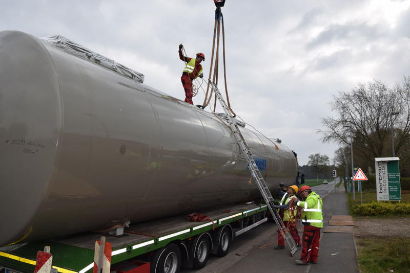 Ein Dehoust Tank wird auf einen Tieflader verladen.