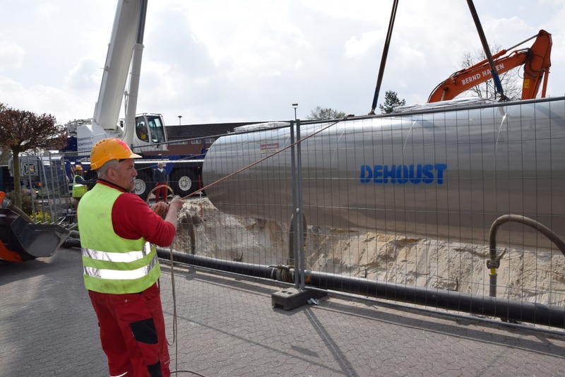 Der Tank wird in sein Loch hinuntergelassen.