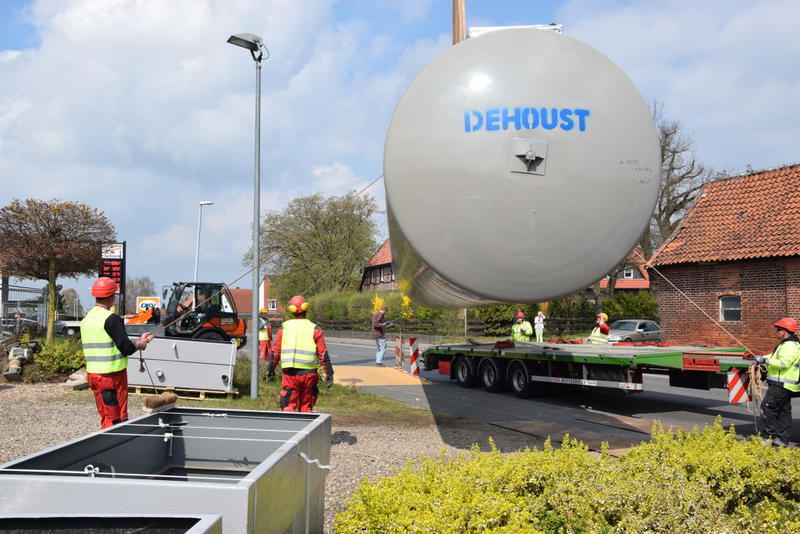 Ein Tank wird von einem Tieflader gehoben.