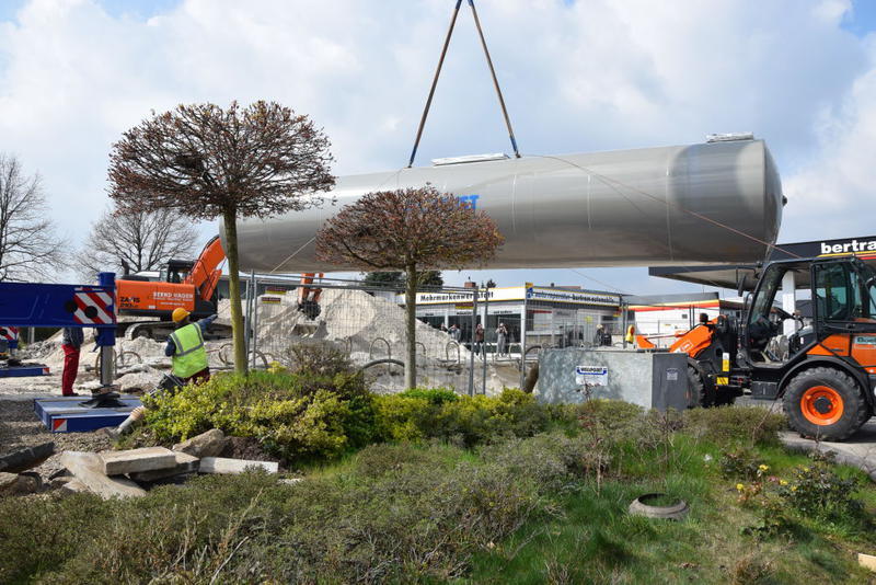 Der Tank wird zum Aufstellort geführt.