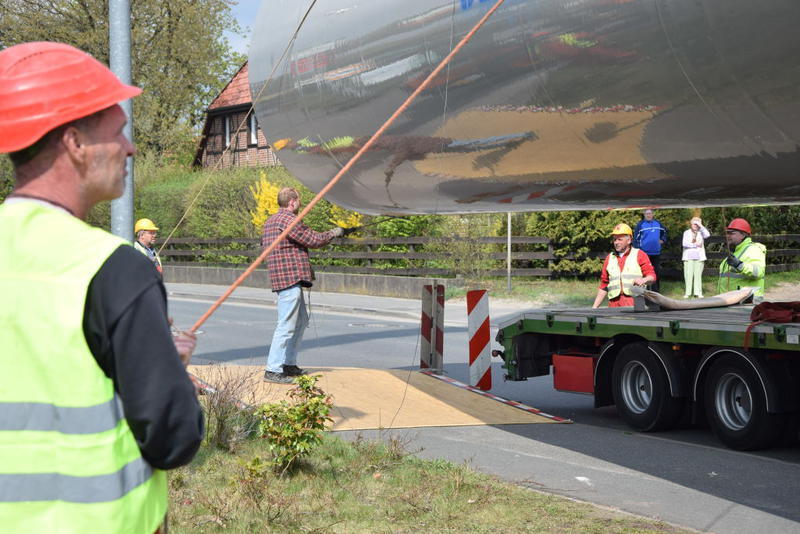 Der Tank wird vom Tieflader gehoben. (Nahaufnahme)